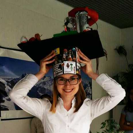 Simone Stratz presenting her PhD hat